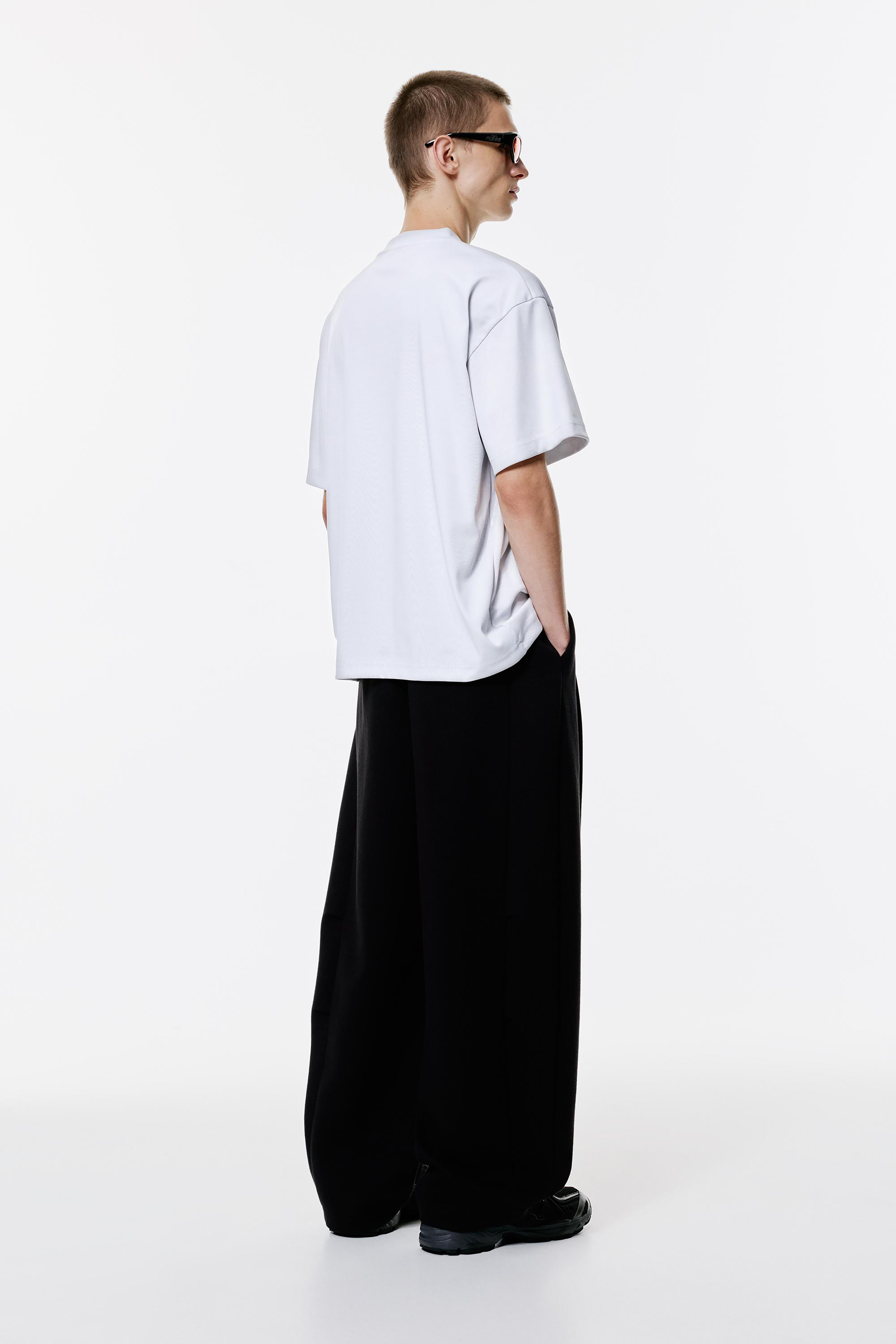 INTROVERT OVERSIZED TEE